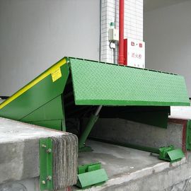 De elektrische Hydraulische Lading Levelers van de Doklift voor Vrachtwagens/de Capaciteit van het Vorkheftruck6t Gewicht